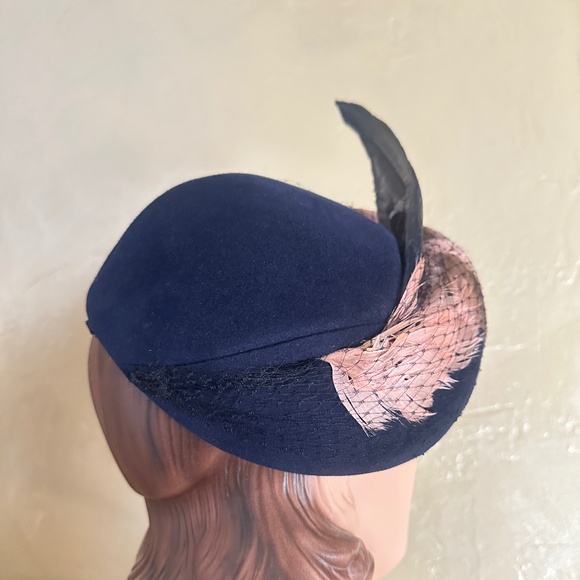 EXQUISITE 1940\'s NAVY FELT HAT WITH PINK/BROWN FEATHERS, VEILING  & FEATHER WING main image 4